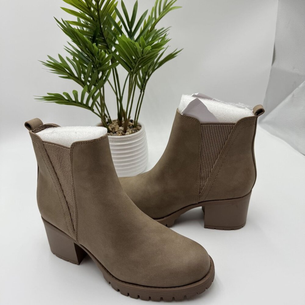 NEW Mia Womens 8M Chunky Chelsea Brown Suede Ankle Boots Rugged Tread Sole